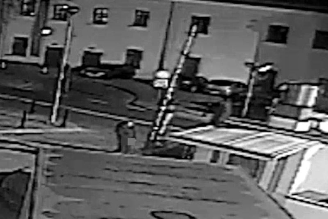 Wdrapał się na szlaban przy ul. Hempla. Nagrał go monitoring