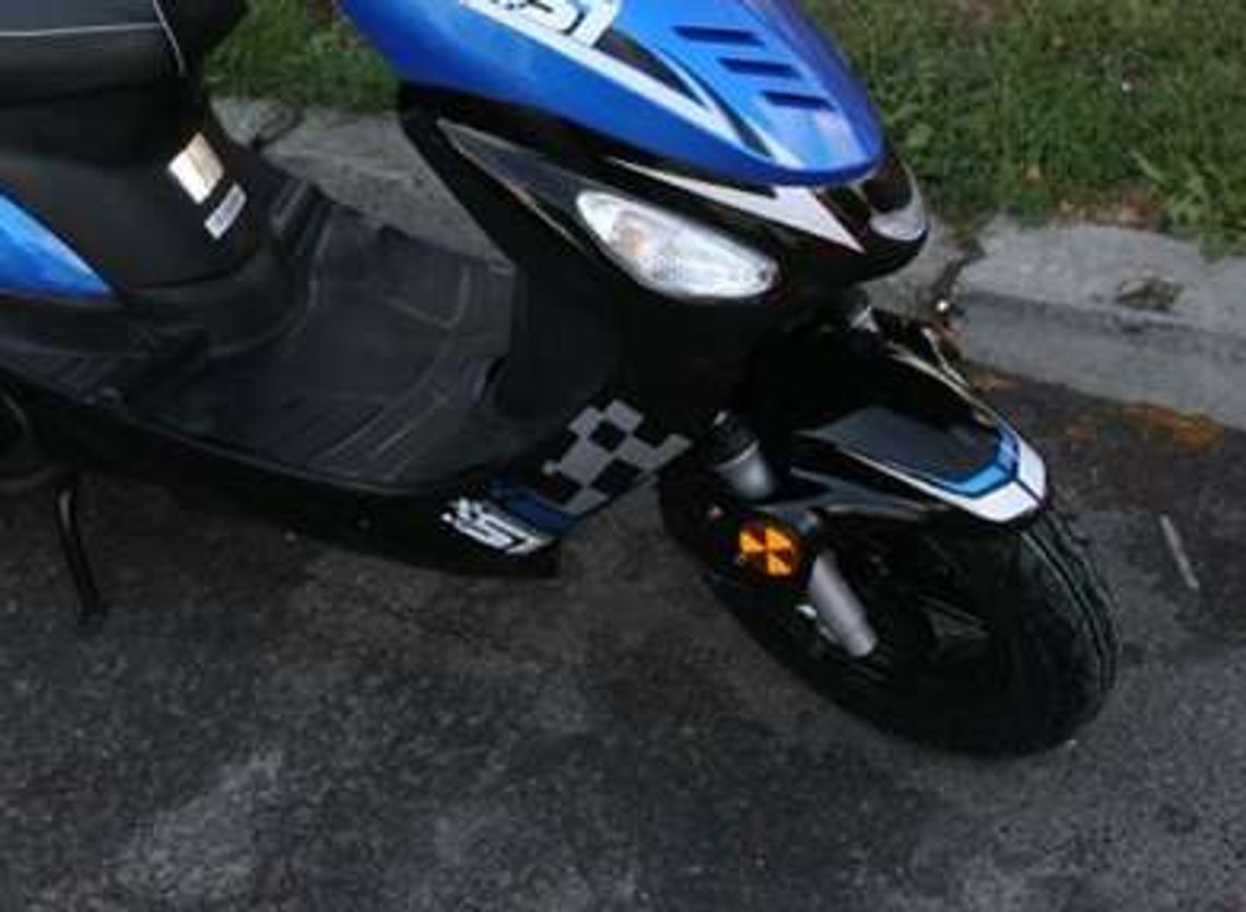 We trzech skradzionym motorowerem. Po pijaku, bez kasków i świateł