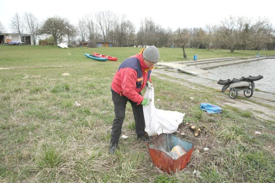 Wędkarze i kajakarze sprzątali Zalew Zemborzycki Wędkarze i kajakarze sprzątali Zalew Zemborzycki