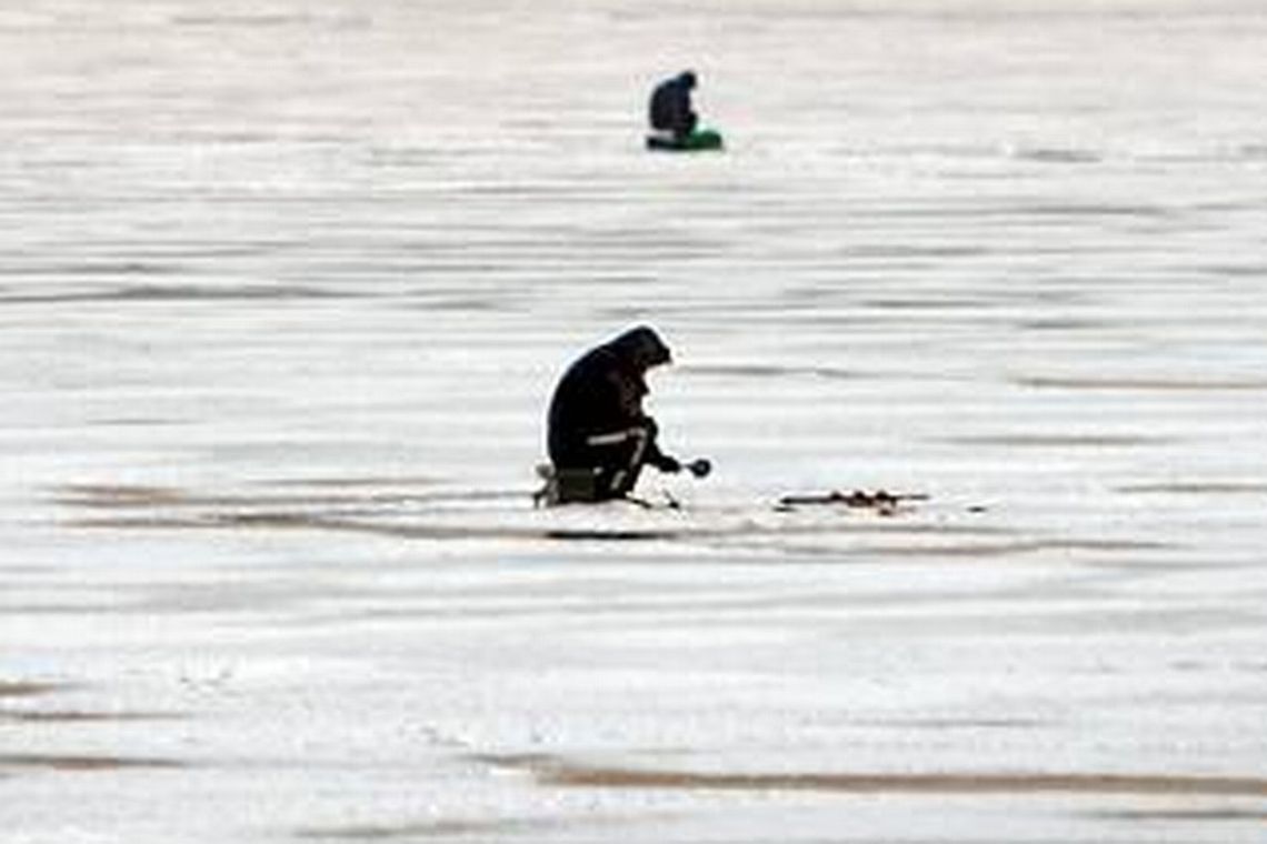 Wędkarze na lodzie. Mistrzostwa w Międzyrzecu Podlaskim
