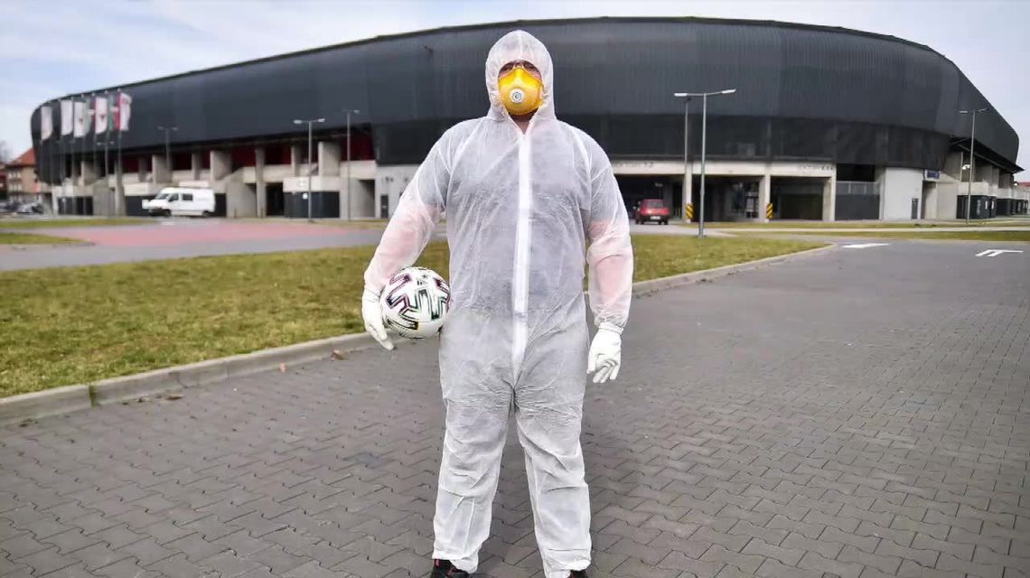 Według wirusologów, kibice pojawią się na trybunach sportowych aren najwcześniej w przyszłym roku