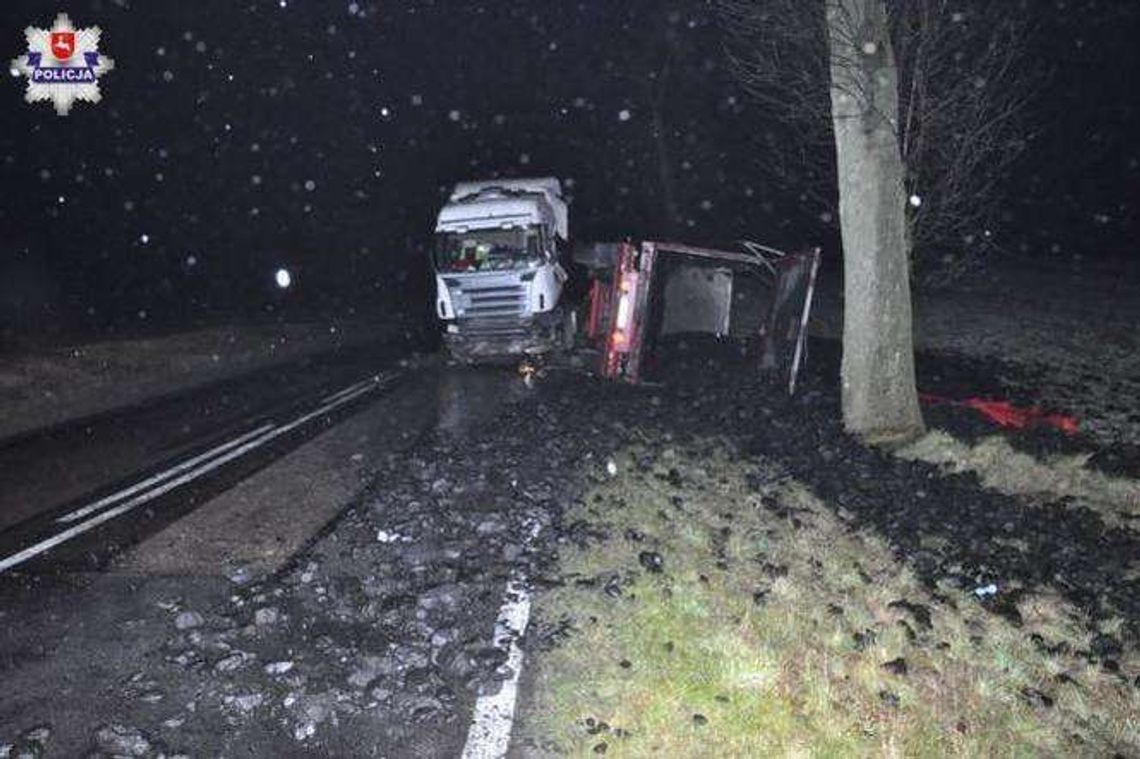 Węgiel wysypał się na pole. Kierowca wypadł z ciężarówki