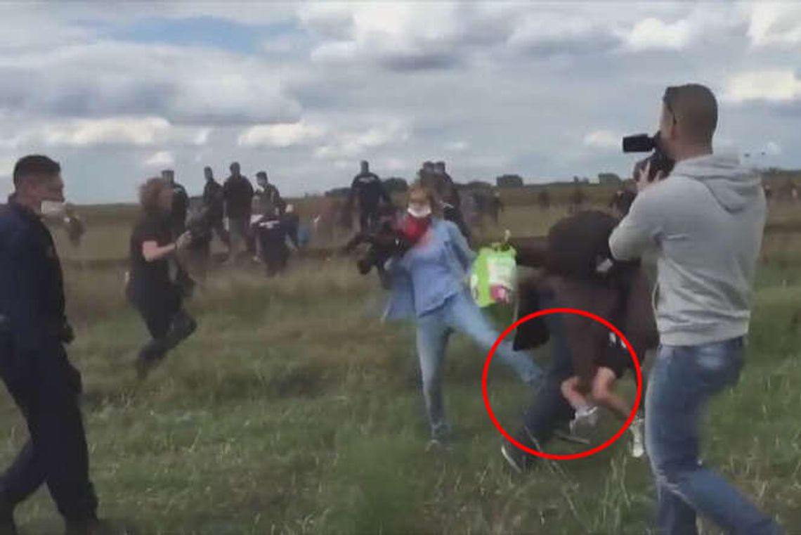 Węgierska dziennikarka podstawiła nogę ojcu z dzieckiem na ręku (wideo)