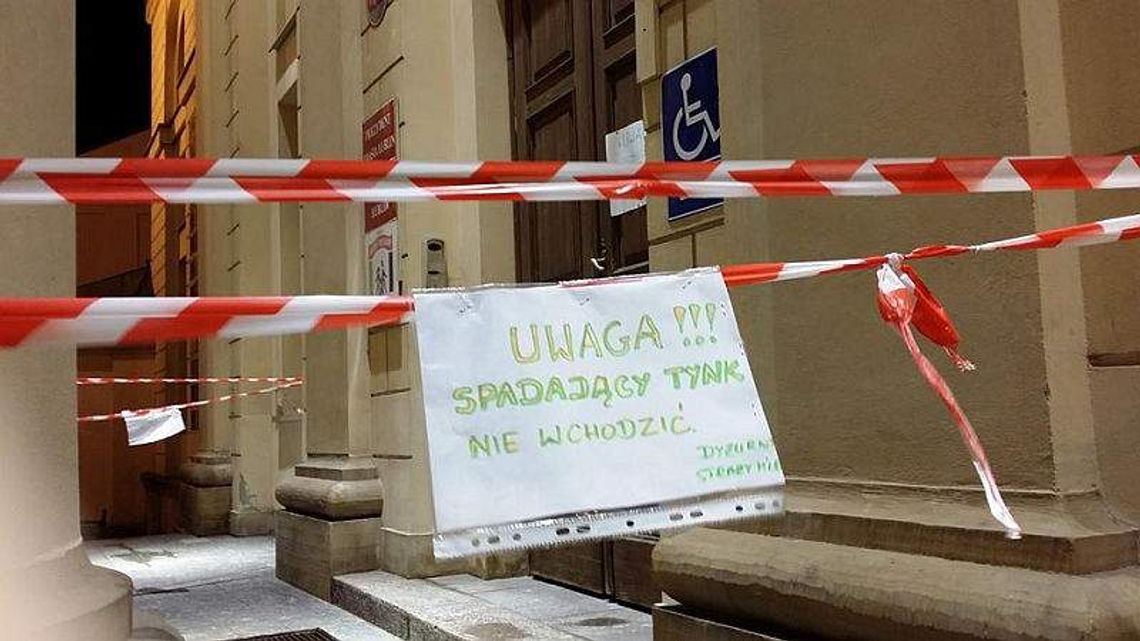 Wejście do Ratusza odgrodzone taśmą. Przez spadający tynk (zdjęcia) Wejście do Ratusza odgrodzone taśmą. Przez spadający tynk (zdjęcia)