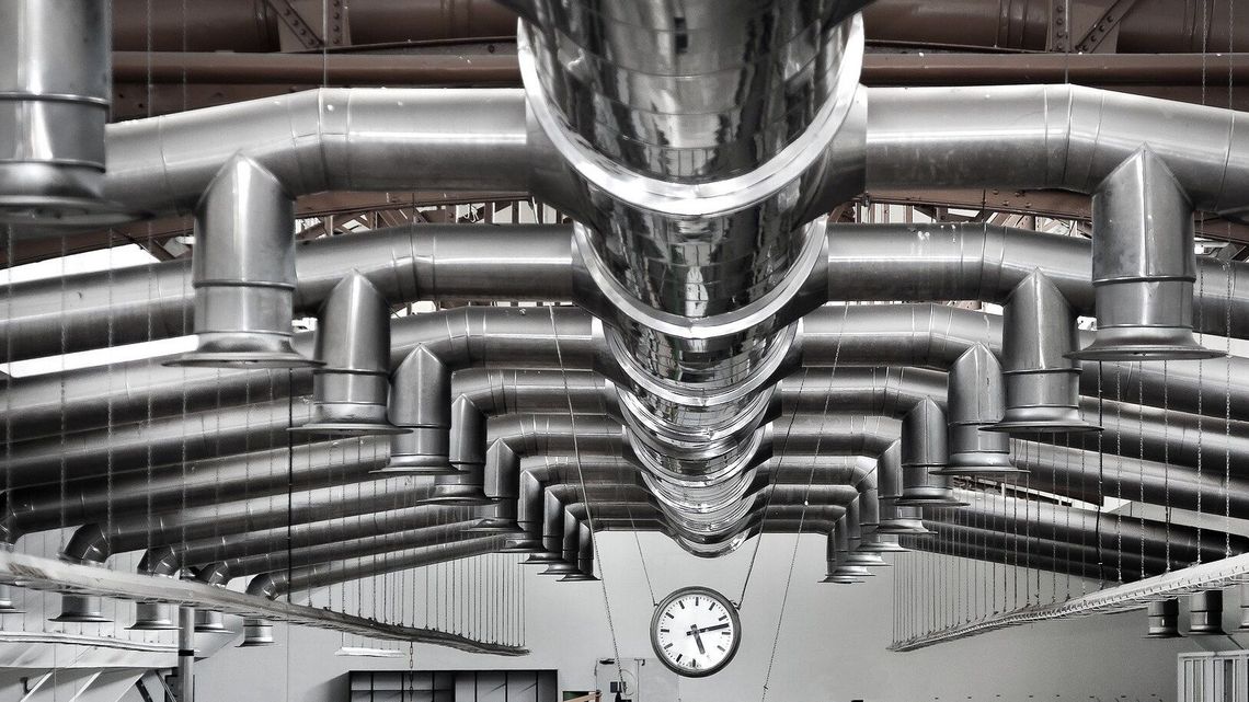 Wentylacja przemysłowa. Jakie urządzenia i akcesoria są niezbędne w dużych obiektach?