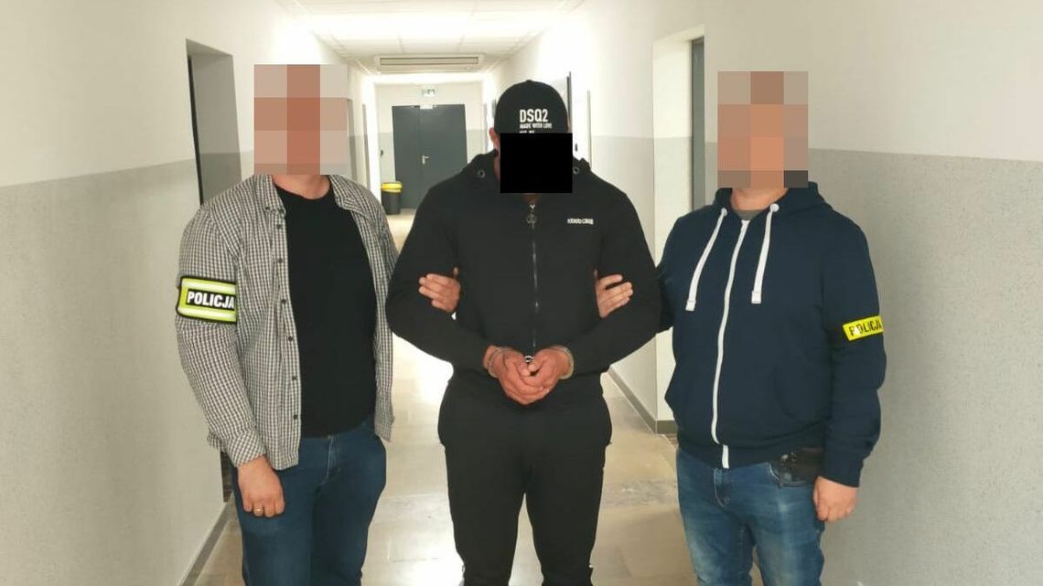 Werbował oszustów i okradał seniorów "na policjanta". Wpadł przez drobne wykroczenie 