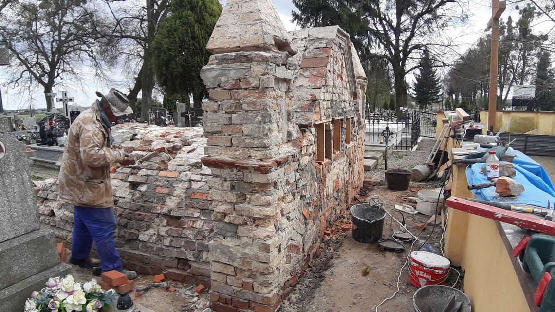 Wereszczyński Gościniec ratuje zabytkowy grobowiec