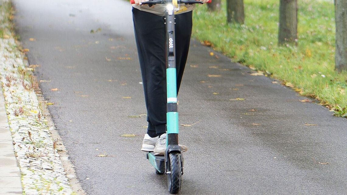 Wężykiem na hulajnodze. Ta przejażdżka kosztowała 2,5 tys. zł