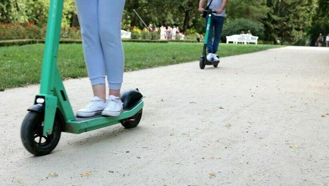 Wężykiem na hulajnogach. Drogówce to nie umknęło Wężykiem na hulajnogach. Drogówce to nie umknęło