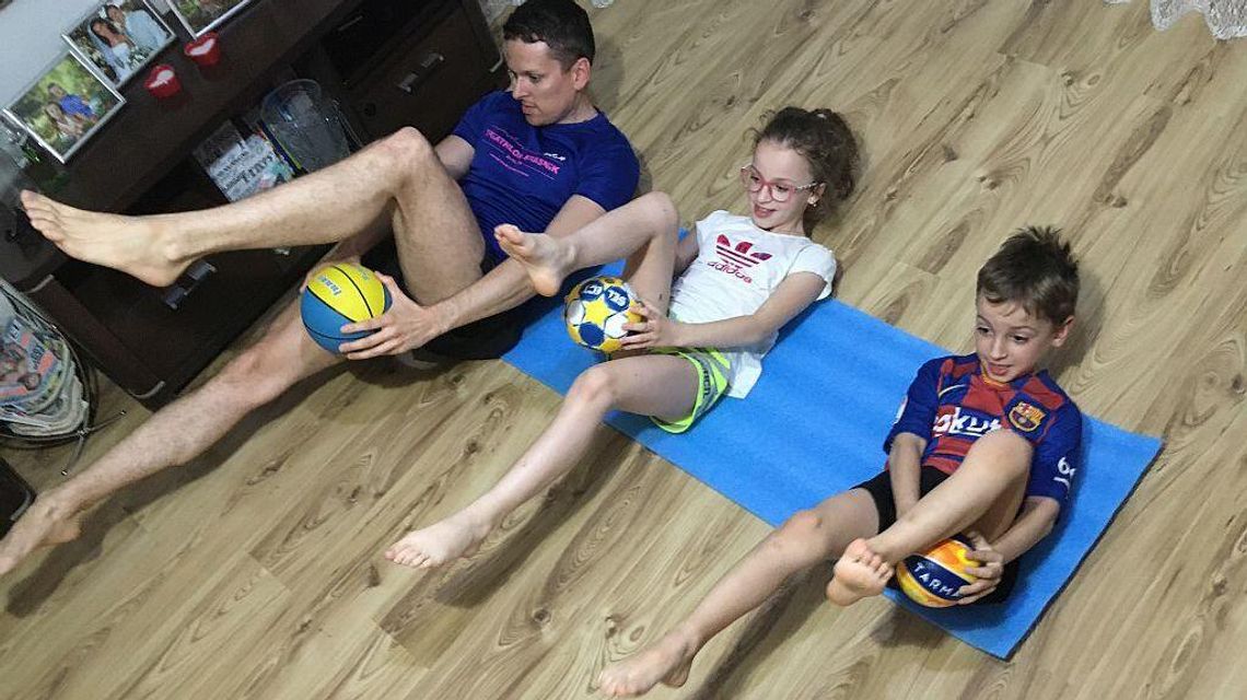 #WFwDOMUchallenge. W akcji nauczyciela w-f z Kraśnika biorą też udział znani sportowcy