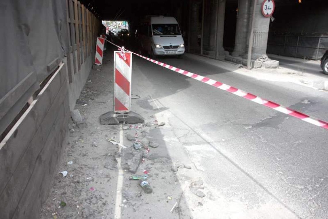 Wiadukt nad ul. Kunickiego nie ma szczęścia. Ile jeszcze potrwa przebudowa? Wiadukt nad ul. Kunickiego nie ma szczęścia. Ile jeszcze potrwa przebudowa?