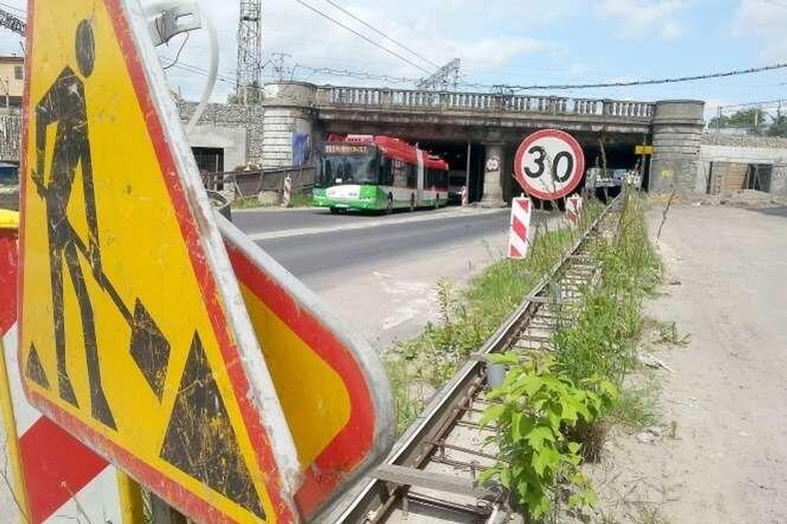 Wiadukt nad ul. Kunickiego: Przebudowa w martwym punkcie Wiadukt nad ul. Kunickiego: Przebudowa w martwym punkcie