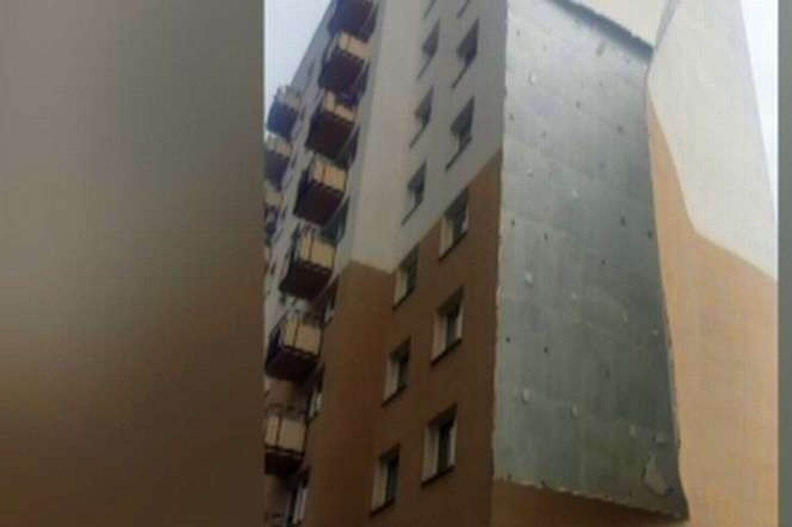 Wiatr, falująca elewacja i huk. Fragment elewacji runął na parking