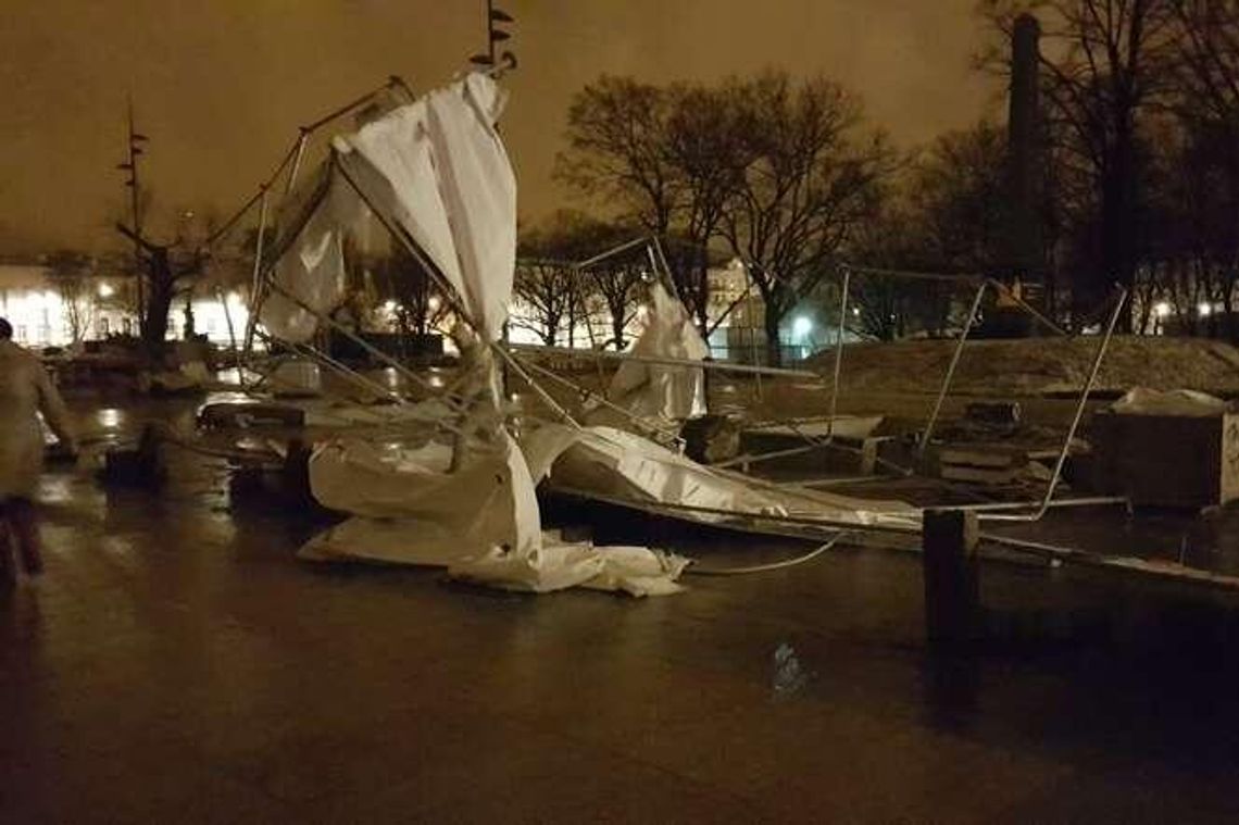 Wiatr łamał konary i gałęzie. Zniszczył ogrodzenie przy pl. Litewskim Wiatr łamał konary i gałęzie. Zniszczył ogrodzenie przy pl. Litewskim