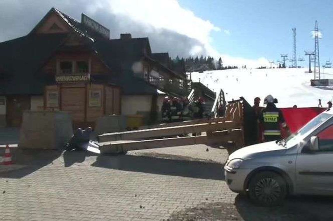 Wiatr przewrócił billboard. Nie żyje kobieta, dziecko w szpitalu