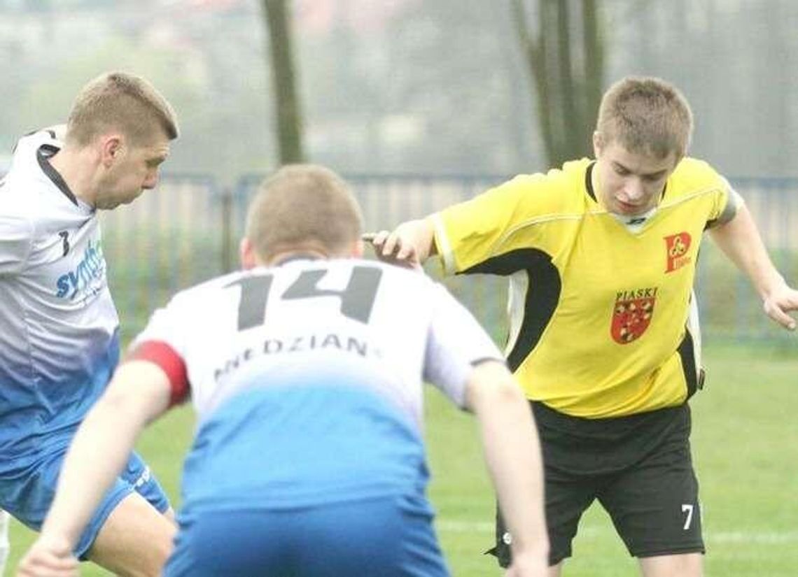 Wiatr zaniósł piłkę do bramki, wyniki lubelskiej okręgówki