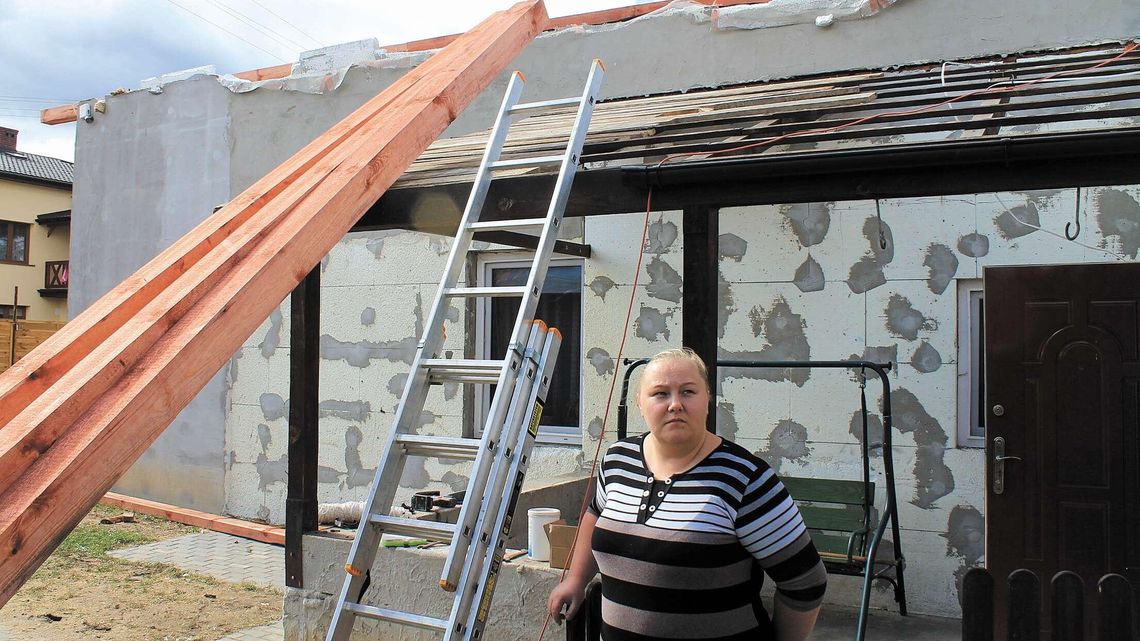Wiatr zerwał im dach razem z kominem. Czteroosobowa rodzina potrzebuje pomocy