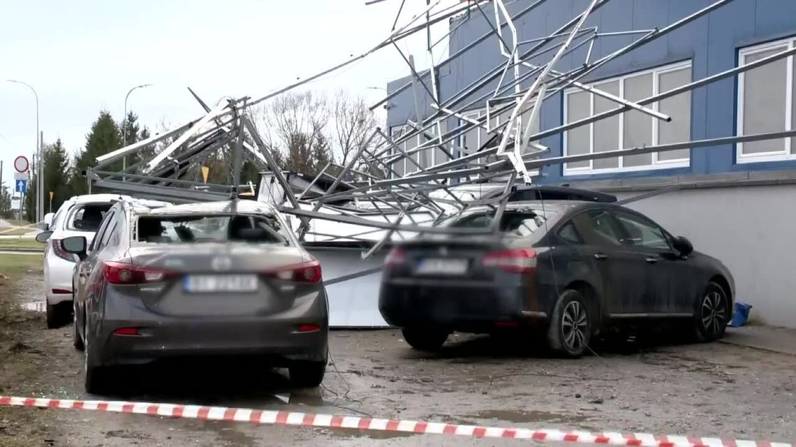 Wiatr zerwał panele fotowoltaiczne. Zostało uszkodzonych kilkanaście samochodów