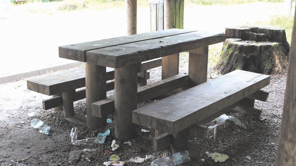 Wiaty do odpoczynku w toną w śmieciach. "Być może to miejsce sprzątane jest zbyt rzadko"