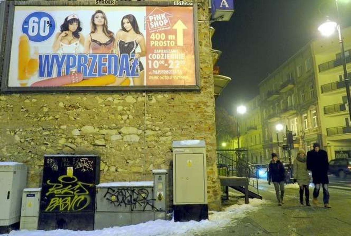 Wibratory i kobiety w erotycznej bieliźnie na billboardzie koło szkoły. Gdzie są granice reklamy?