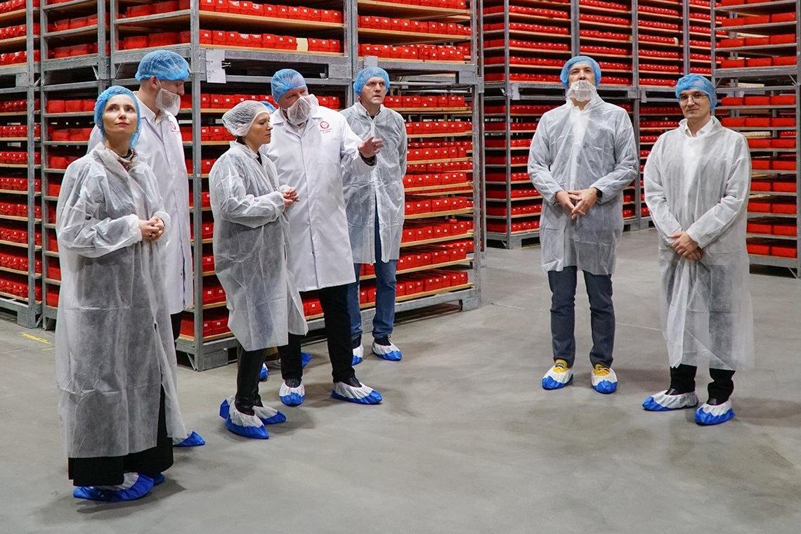 wizyta wiceministra, ludzie w strojach ochronnych