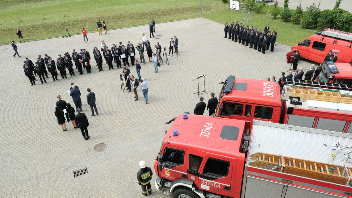 Wicepremier przywiózł promesy dla strażaków z OSP. „Okres wyborczy służy zwiększeniu ilości taboru” Wicepremier przywiózł promesy dla strażaków z OSP. „Okres wyborczy służy zwiększeniu ilości taboru”