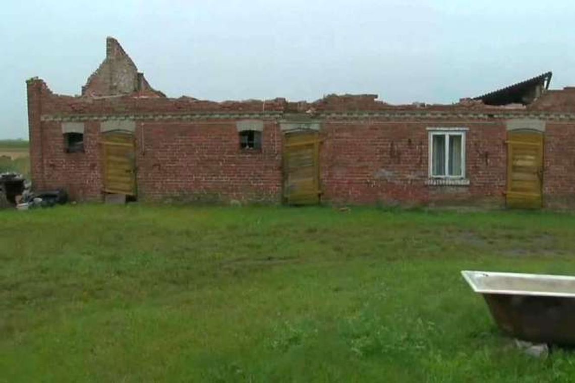 Wicher zrywał dachy i linie energetyczne. Nad Mazowszem przeszły nawałnice Wicher zrywał dachy i linie energetyczne. Nad Mazowszem przeszły nawałnice