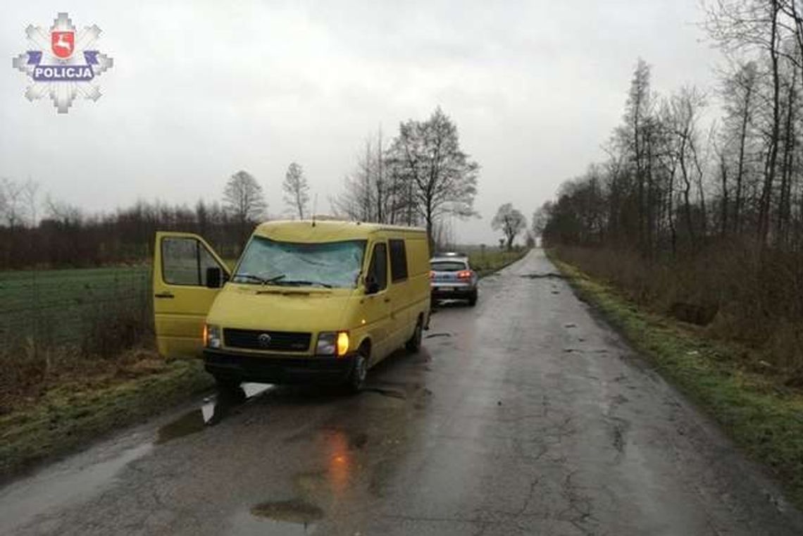 Wichura nad regionem. Drzewo przewróciło się na busa Wichura nad regionem. Drzewo przewróciło się na busa