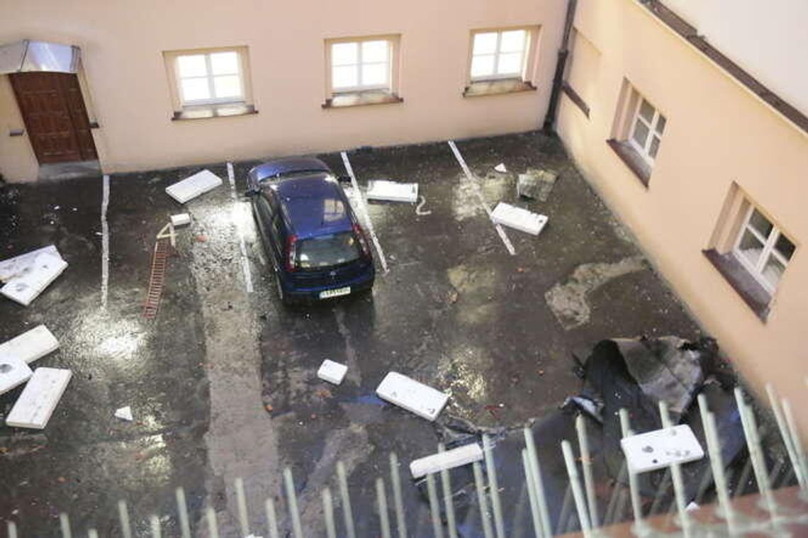 Wichura w Lublinie. Zerwało kawałek dachu z Urzędu Wojewódzkiego