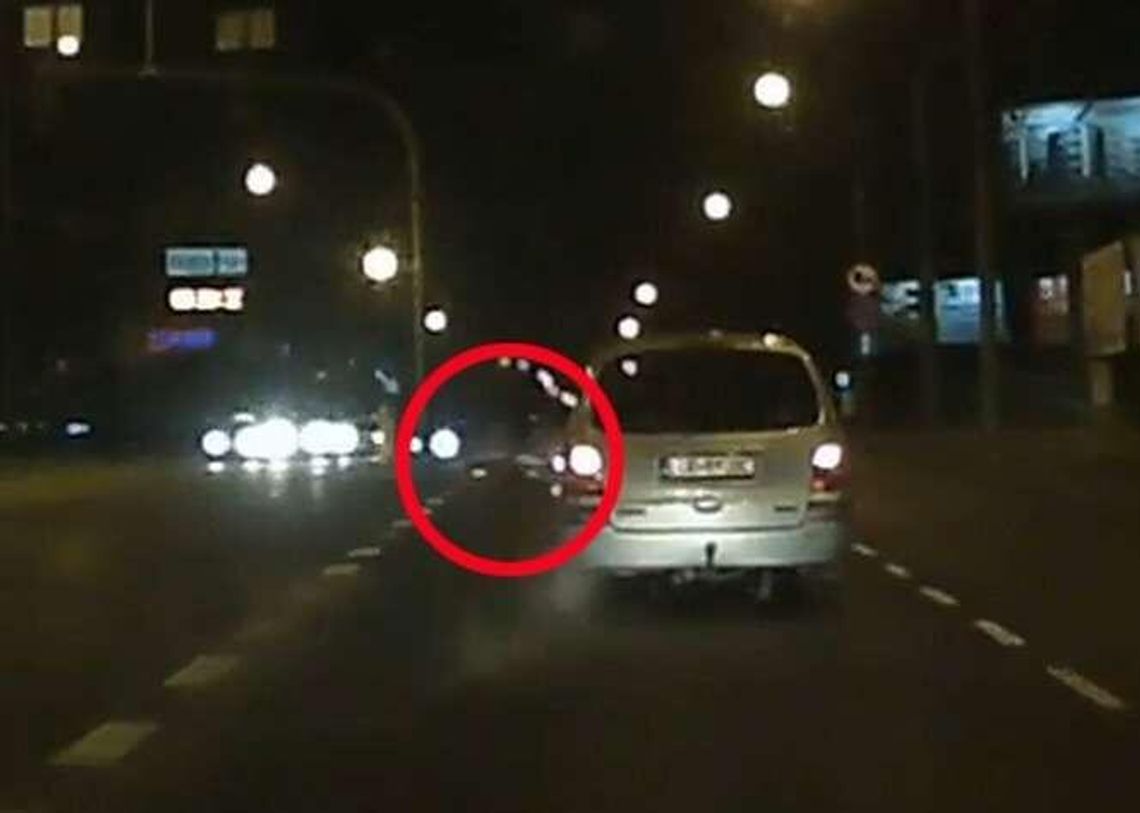 Wideo: Rowerzysta wjeżdża wprost pod koła samochodów na al. Kraśnickiej (wideo)