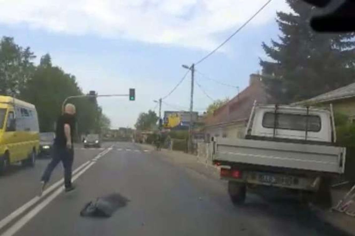 WIDEO: Samochód jedzie wężykiem, uderza w płot. Pijany kierowca? Przyczyna jest zupełnie inna