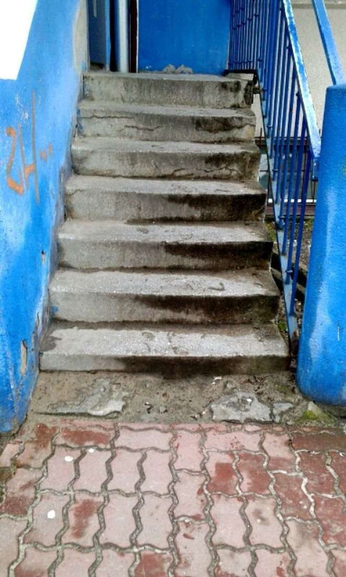 "Widocznie dyrekcja przychodni czeka na wypadek". Schody zostaną naprawione "Widocznie dyrekcja przychodni czeka na wypadek". Schody zostaną naprawione