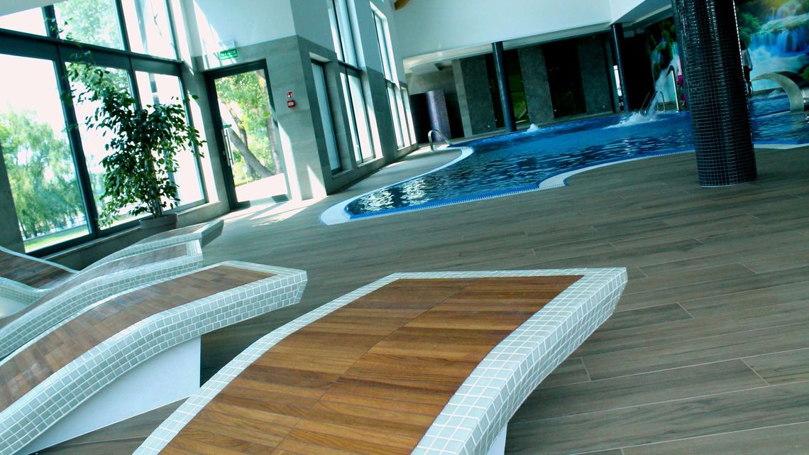 Widok z basenu na rzekę, są też sauny i gabinety. Nowe SPA już otwarte [zdjęcia, ceny]