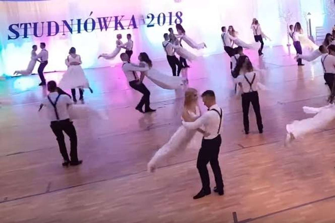 Widowiskowy walc studniówkowy z Białej Podlaskiej. Ed Sheeran - Perfect [wideo]