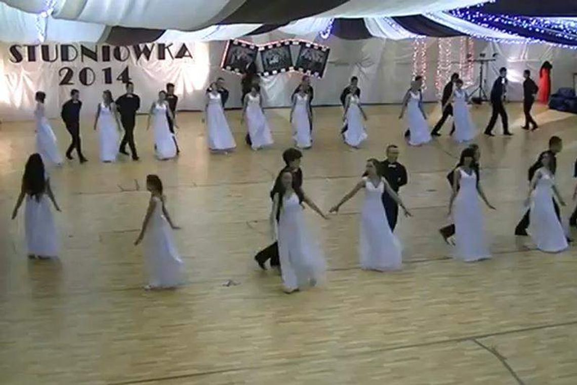 Widowiskowy walc studniówkowy z Białej Podlaskiej podbija Internet (wideo)