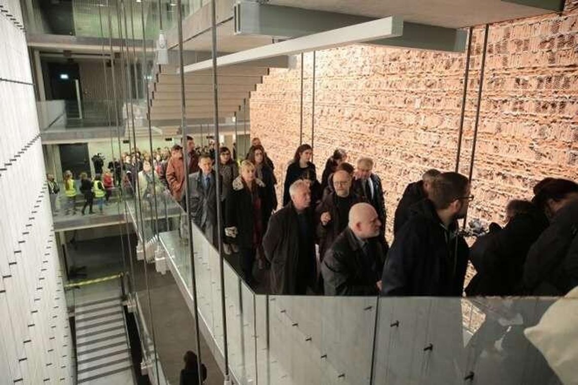 Widzowie weszli do Centrum Spotkania Kultur (zdjęcia) Widzowie weszli do Centrum Spotkania Kultur (zdjęcia)