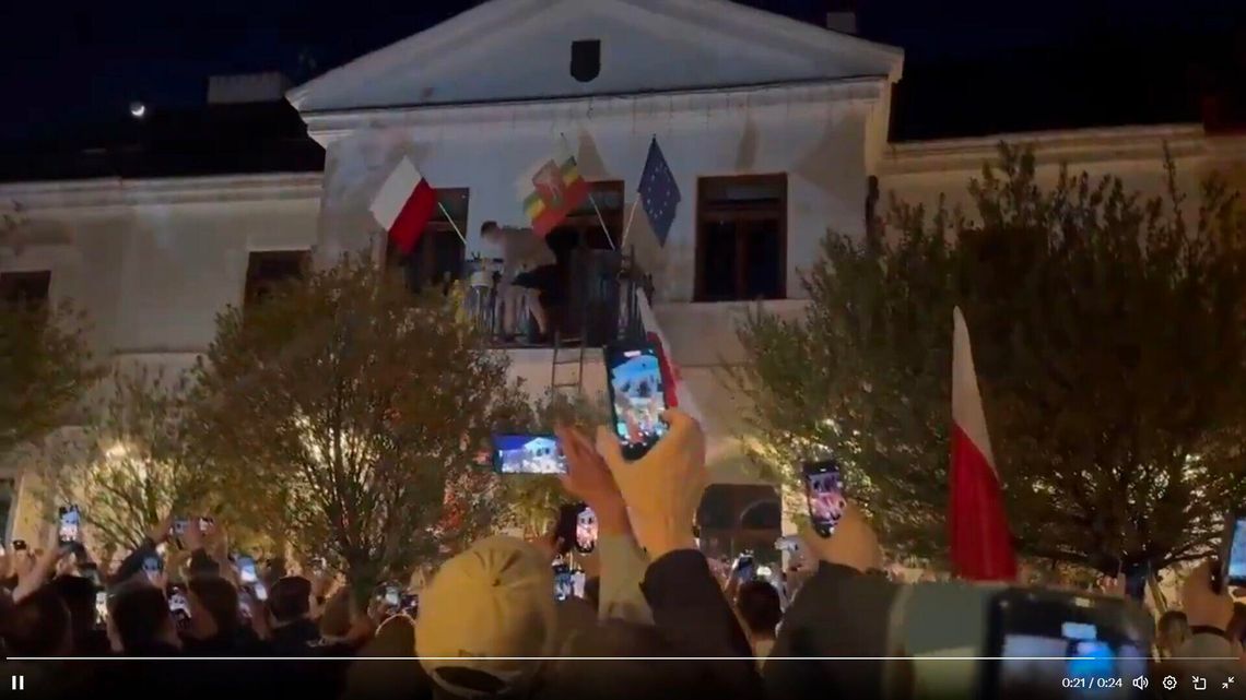 Wiec wyborczy Grzegorza Brauna zakończony skandalem. Usunęli flagę Ukrainy Wiec wyborczy Grzegorza Brauna zakończony skandalem. Usunęli flagę Ukrainy