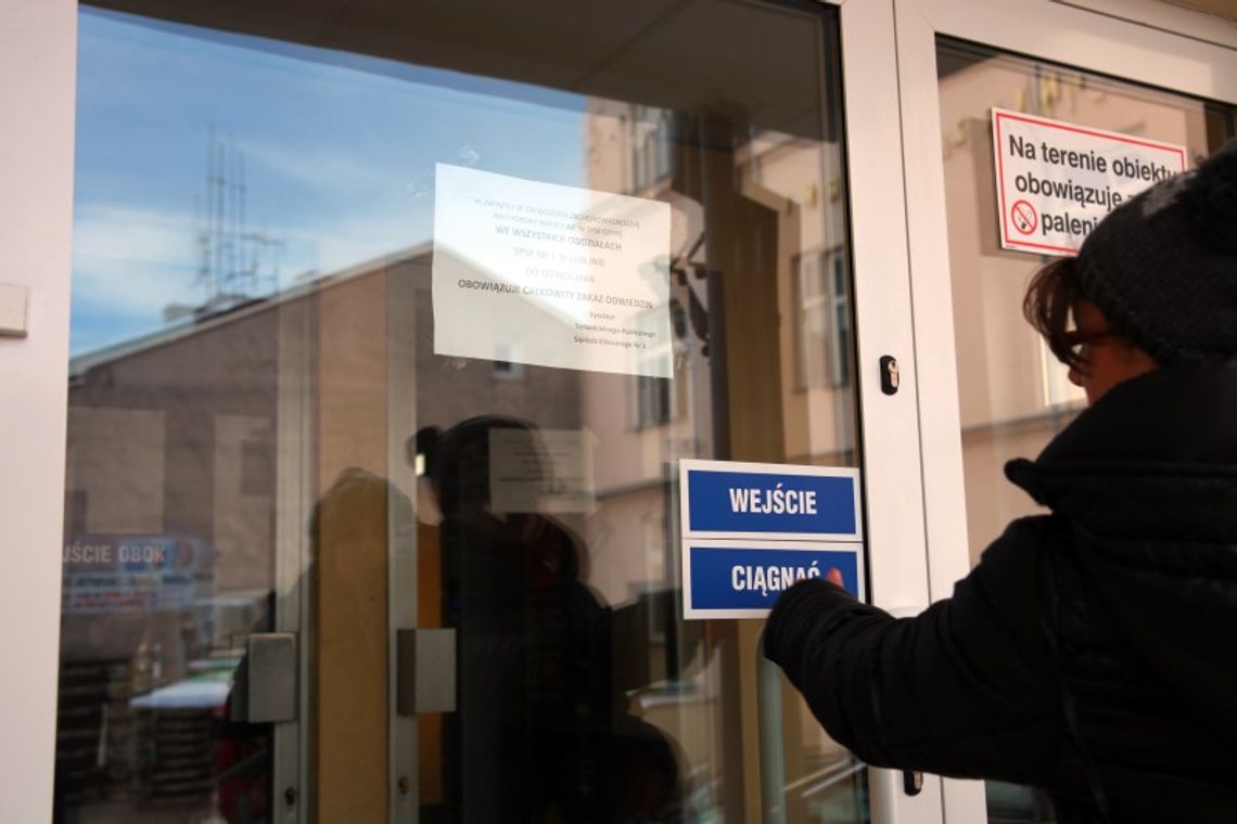 Więcej chorych niż rok temu. Kolejny szpital wstrzymał odwiedziny Więcej chorych niż rok temu. Kolejny szpital wstrzymał odwiedziny
