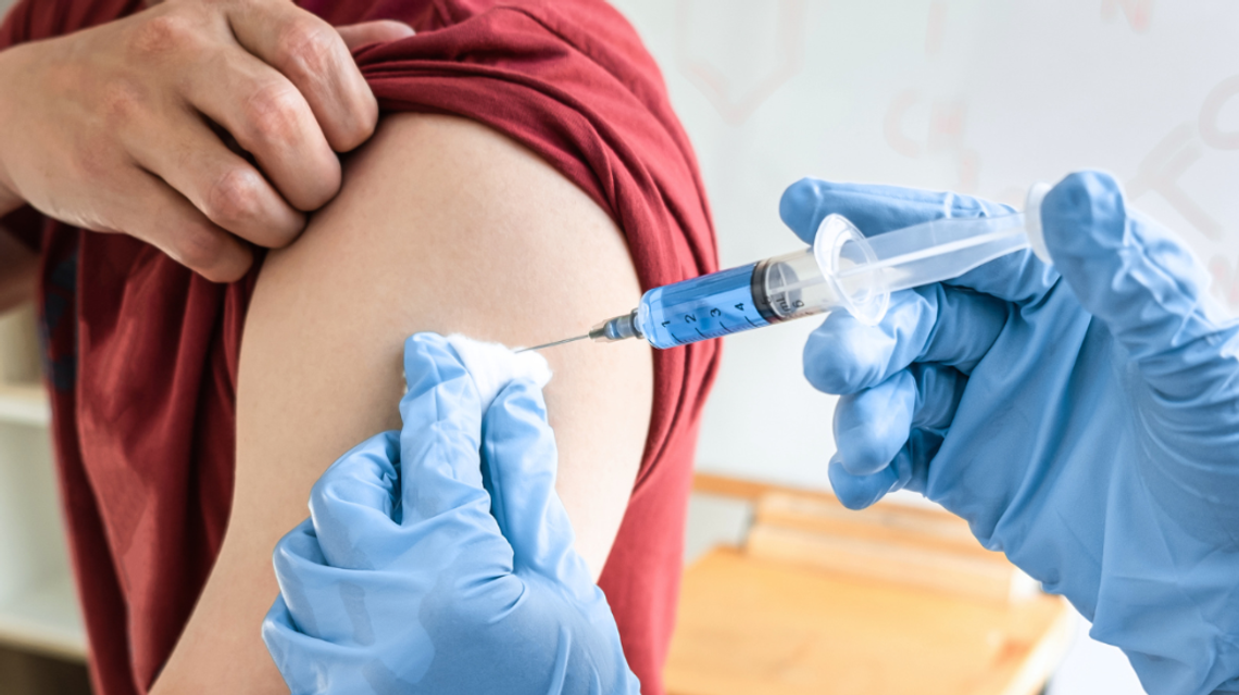 Więcej darmowych szczepień w aptekach. Zmiany od poniedziałku Więcej darmowych szczepień w aptekach. Zmiany od poniedziałku