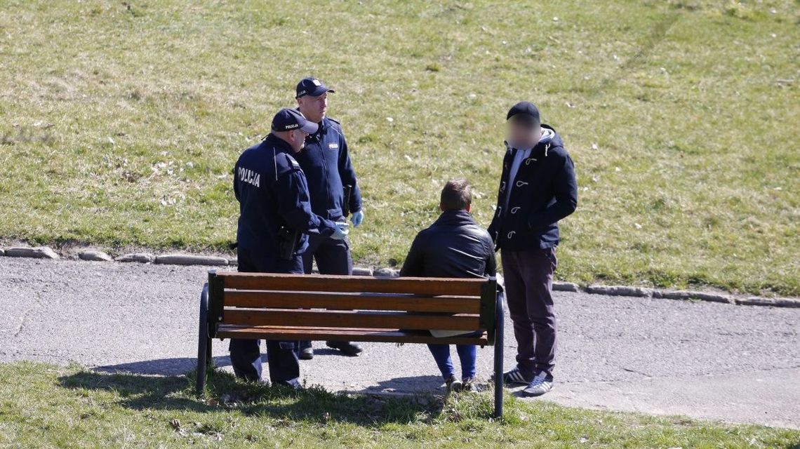 Więcej patroli policji na ulicach oraz nowe zasady kontroli osób w kwarantannie Więcej patroli policji na ulicach oraz nowe zasady kontroli osób w kwarantannie