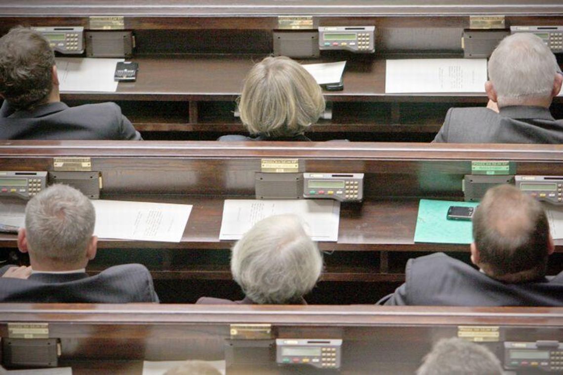 Więcej pieniędzy na biura posłów? Teraz dostają prawie 12 tys. zł miesięcznie Więcej pieniędzy na biura posłów? Teraz dostają prawie 12 tys. zł miesięcznie