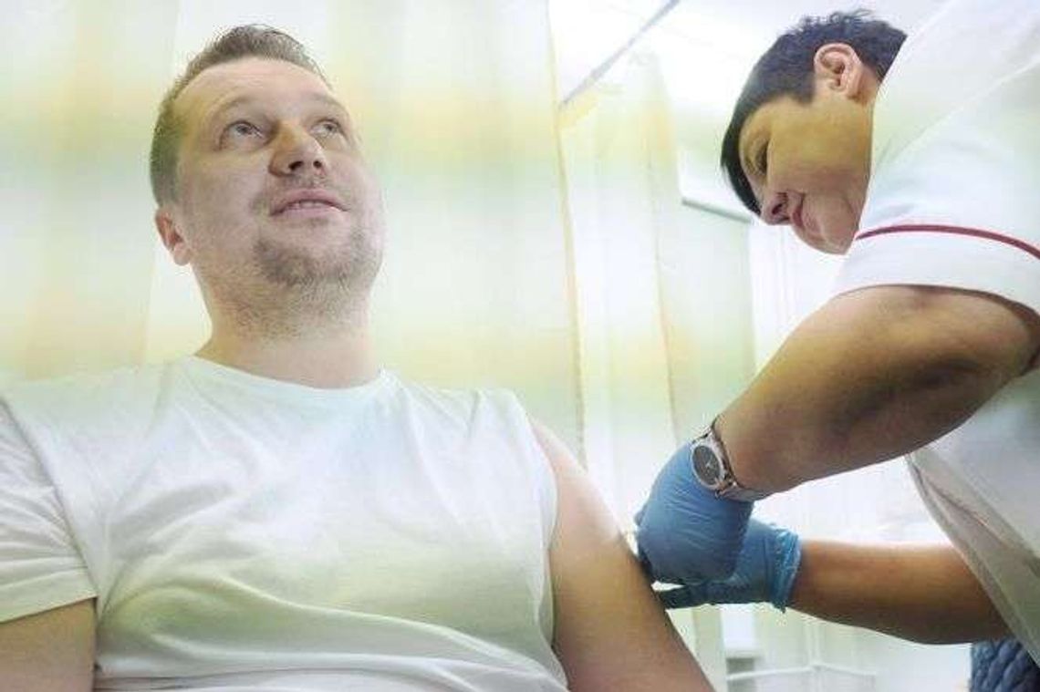 Więcej zachorowań na grypę w tym roku. Wojewoda się zaszczepił i zachęca innych