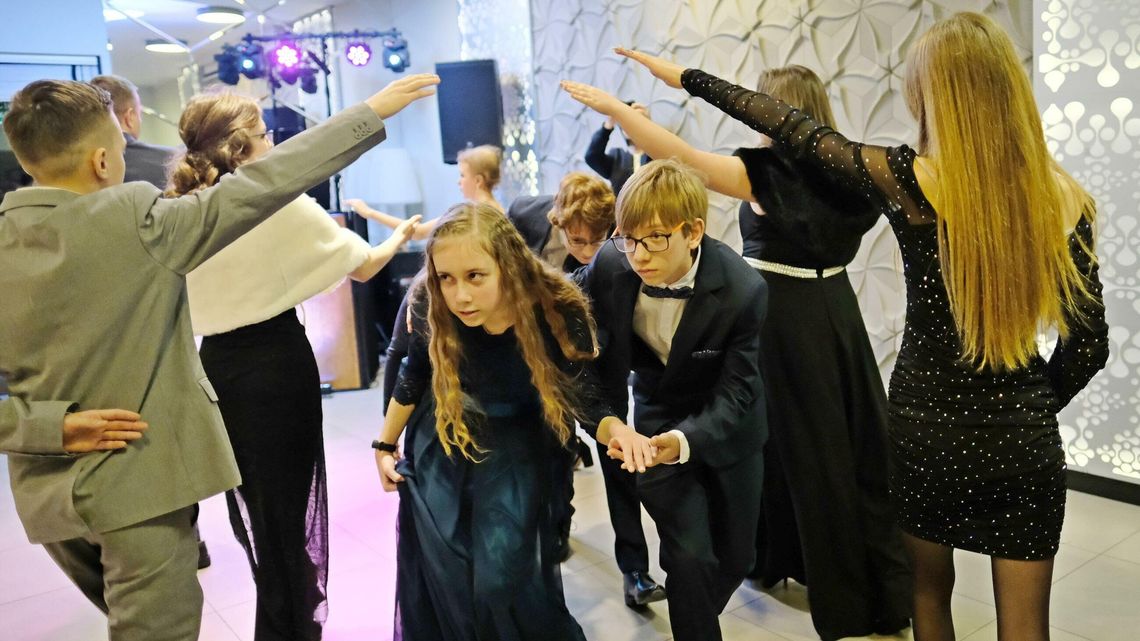 Wieczorowe suknie, polonez i zabawa w hotelu. Czternastolatki na balu 