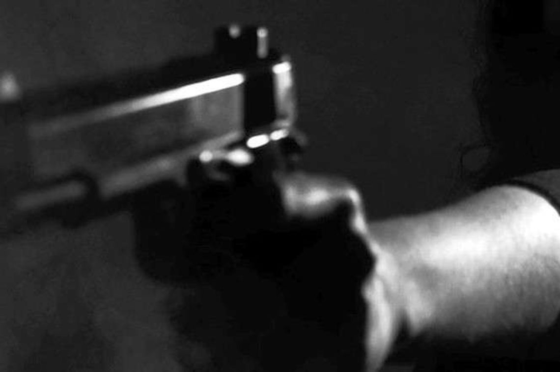 "Wiedziałeś, do kogo strzelasz!" Kula dla syna trafiła matkę