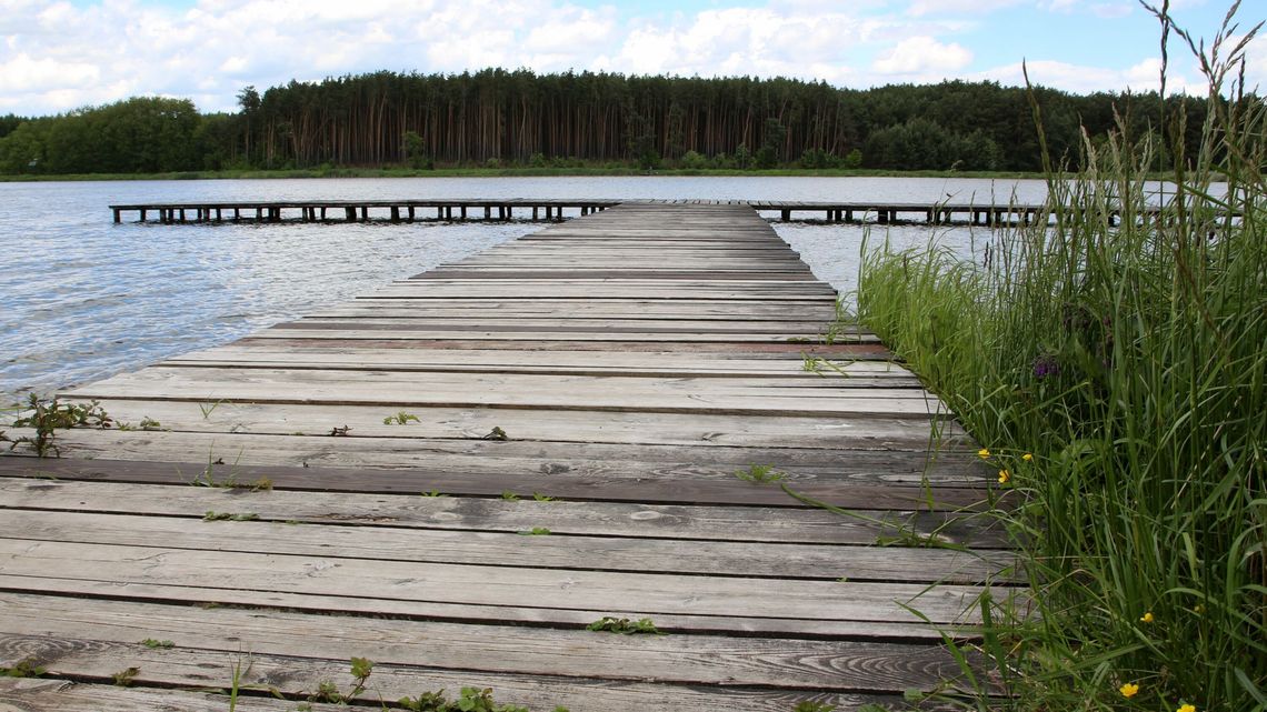 Większa plaża i droższy parking nad zalewem w Janowicach Większa plaża i droższy parking nad zalewem w Janowicach
