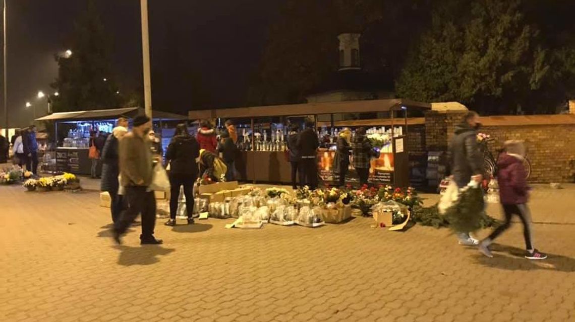 Większy ruch przy cmentarzach w Lublinie i regionie. Ludzie chcą zdążyć przed zamknięciem