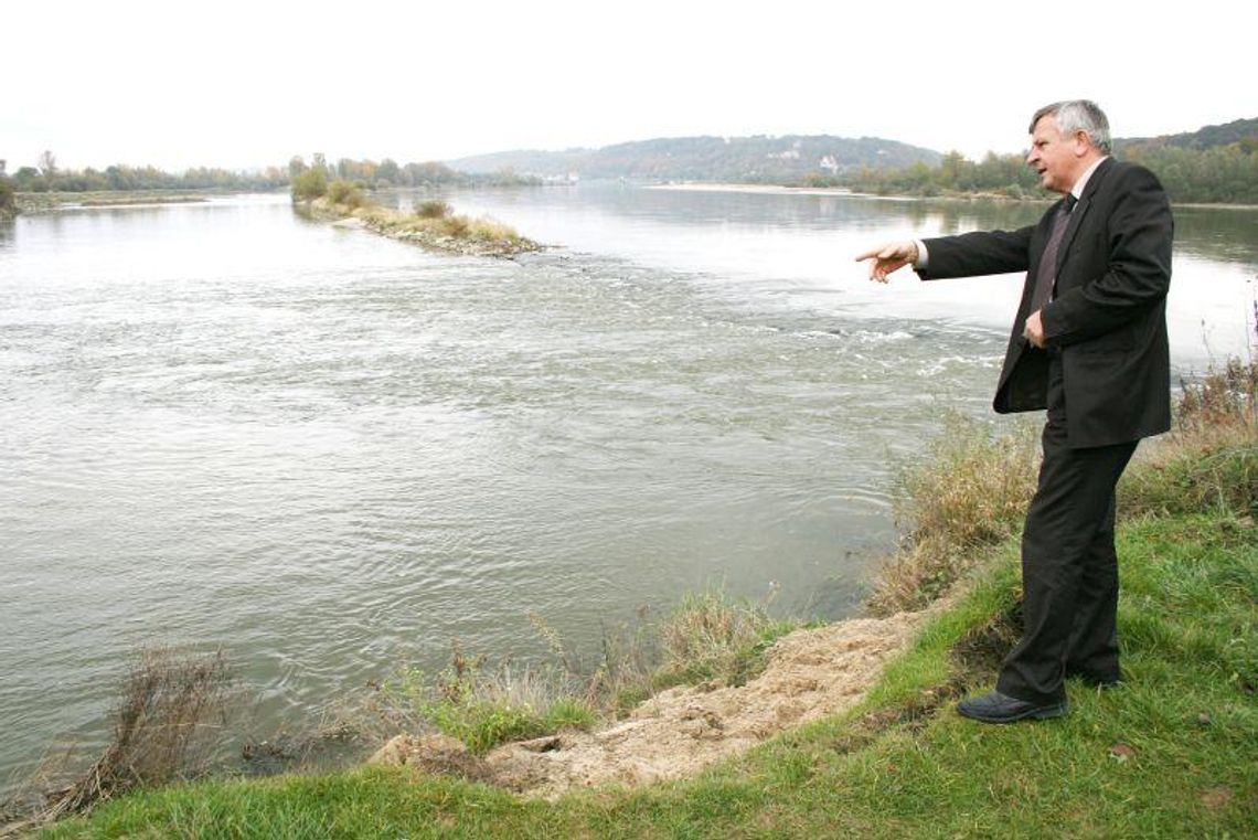 Wielka fuszerka na wałach w Janowcu? \"Niewiele brakowało do zalania\"