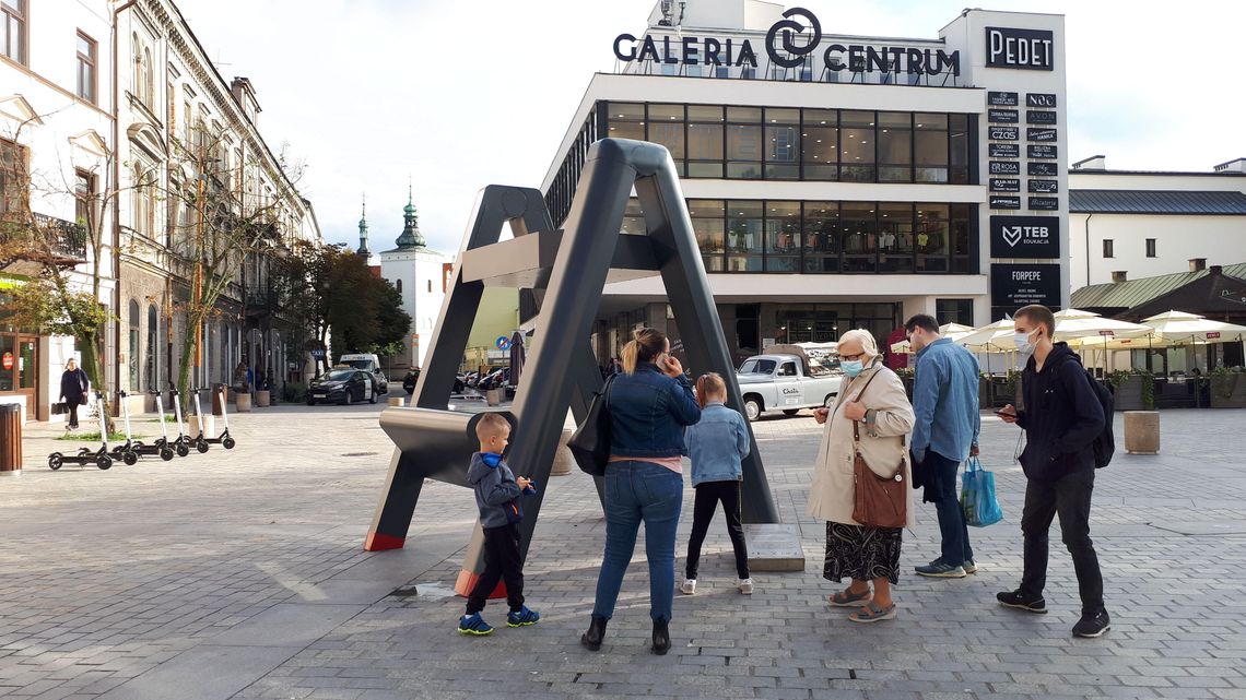 Wielka - mała drabinka stanęła w centrum Lublina. Ludzie pytają, o co chodzi? 