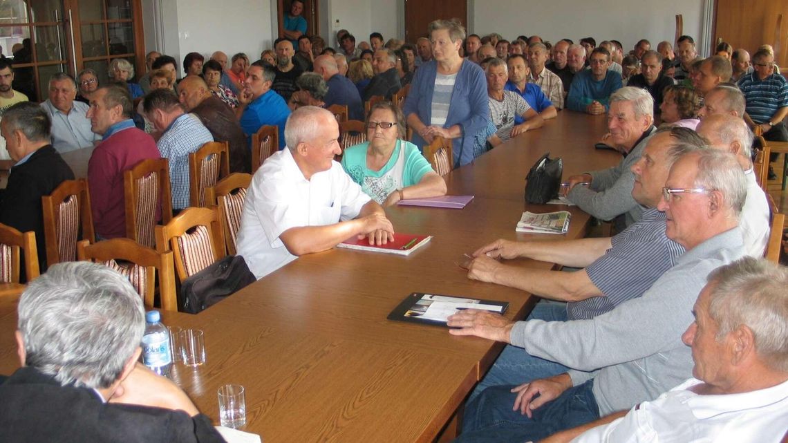 Wielka operacja: scalają grunty, wybudują drogi. Rolnicy mają wiele pytań