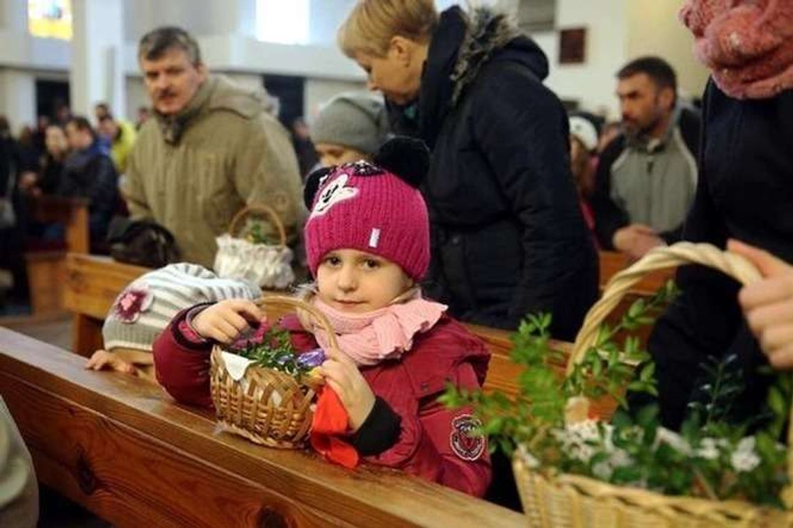 Wielka Sobota. Lublinianie święcili pokarmy w kościele (zdjęcia) Wielka Sobota. Lublinianie święcili pokarmy w kościele (zdjęcia)
